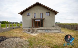 Vilă spațioasă cu vedere la pădure, la doar 15 minute de Bacău! - Poză 6