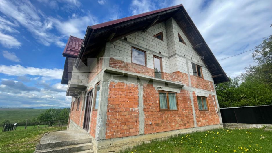 Casă la Rosu | Teren imprejmuit | Priveliste panoramica| Burla - Poză 2