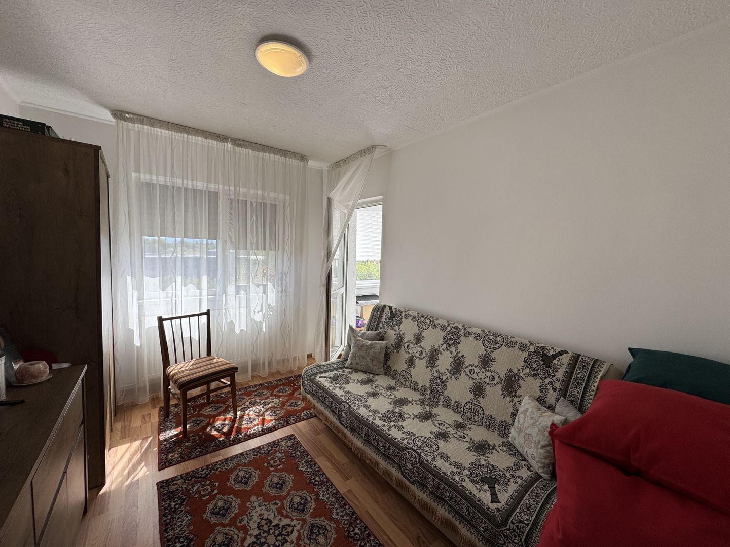 Apartament decomandat cu 3 camere in Florilor, strada Crinului - Poză 11