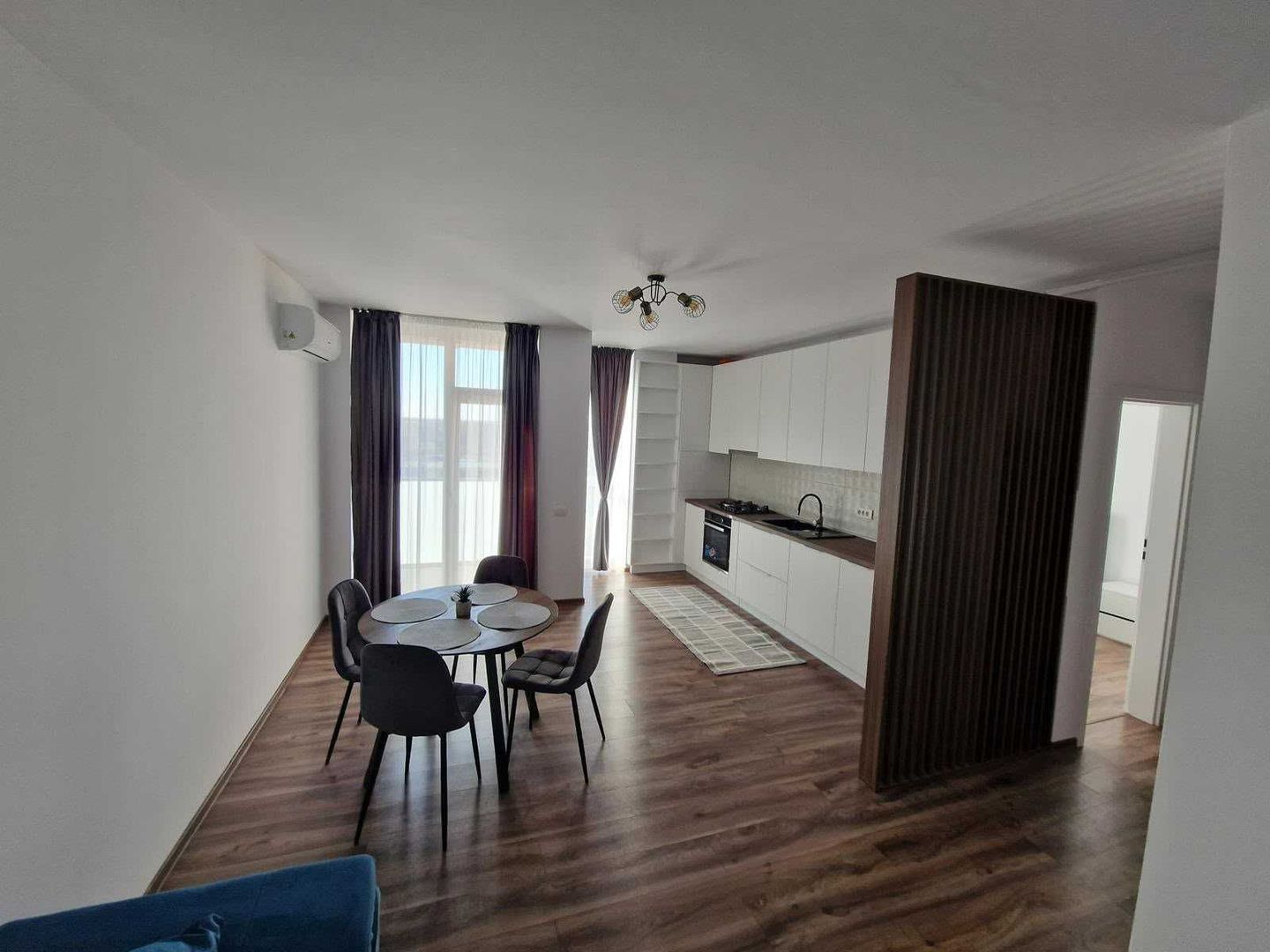 Proprietar inchiriez apartament 2 camera decomandat si loc de parcare - Poză 1