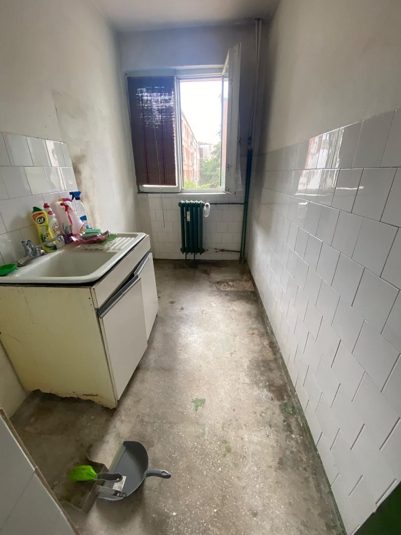 vand apartament 3 camere, etaj 2, zona Piata Sarbilor - Poză 3