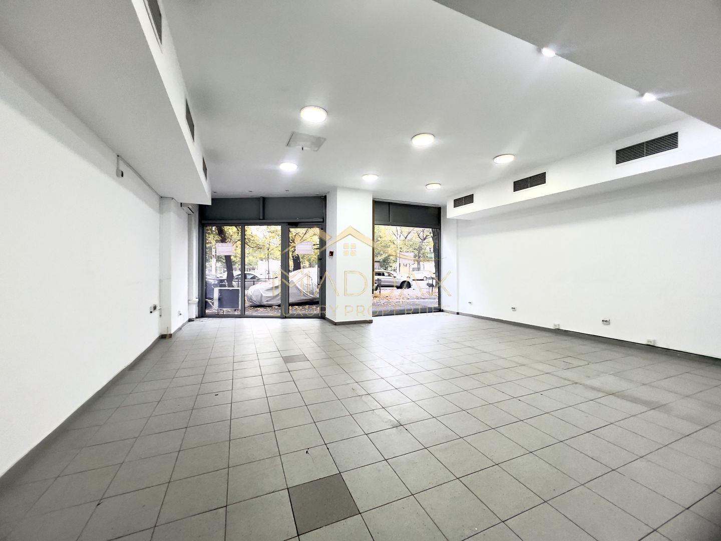 Spatiu Comercial Stradal**240mp**2 locuri parcare//Bdul Ion MIhalache - Poză 3