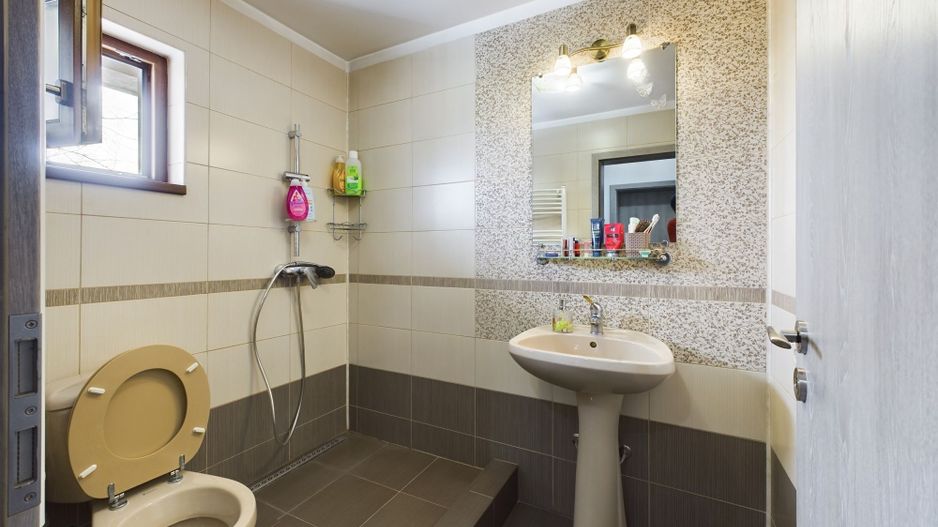 Casă Impresionantă Curte Generoasă Construcție de Calitate Berceni - Poză 17