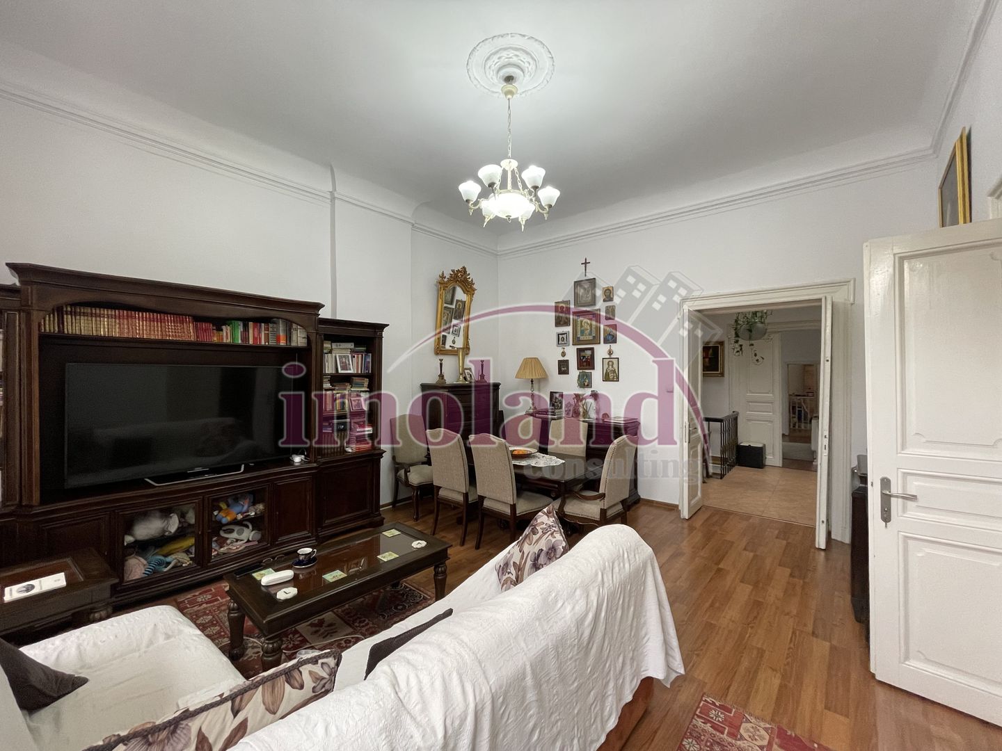 Apartament spectaculos de 4 camere într-o vilă cu farmec istoric pta Victoriei - Poză 4