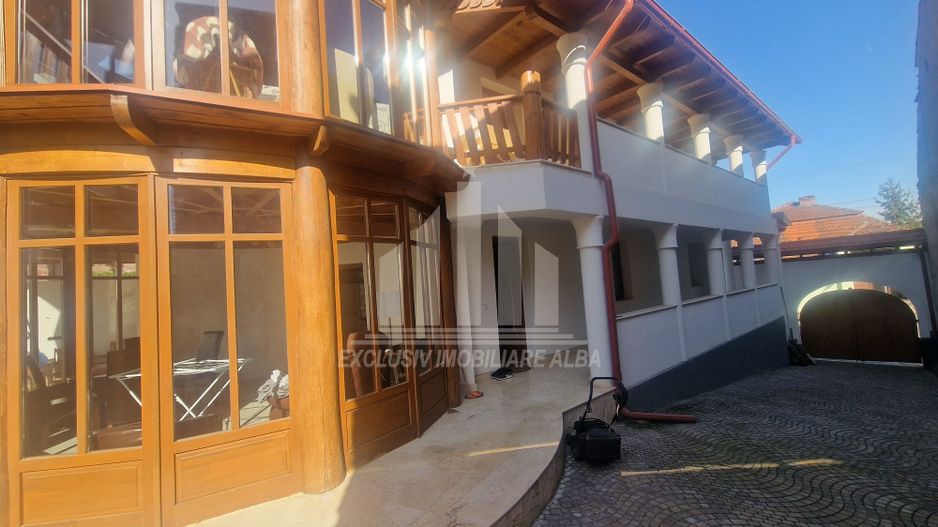 Vila tip conac cu 4 apartamente mobilate si utilate în Aiud - Poză 3