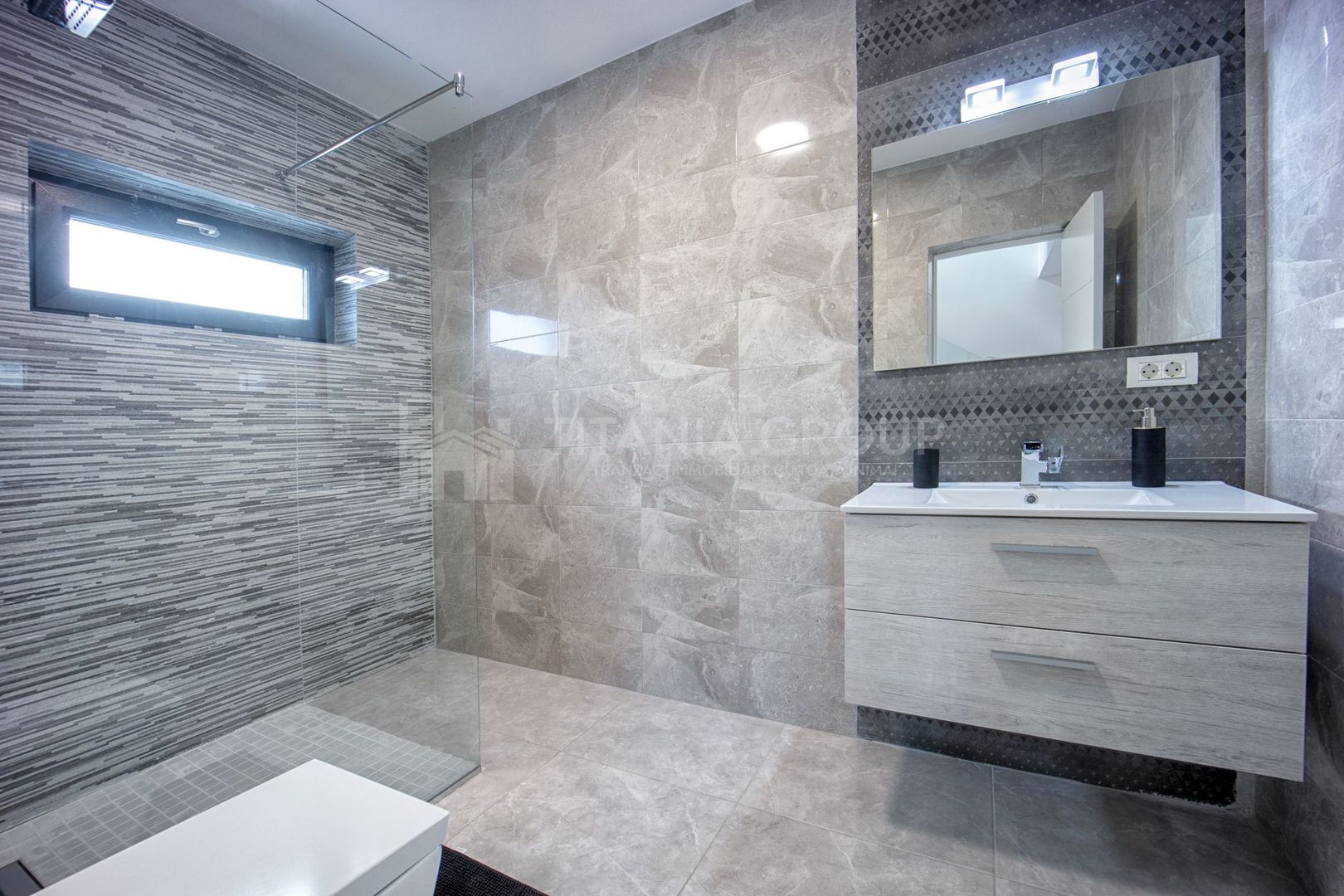 Prestigiu si eleganta! Proprietate de LUX, cu garaj si piscina -Harman - Poză 16