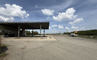 Stație Carburanți De Vânzare| 18.000 mp teren | Hale | Front la E81 - Poză 3