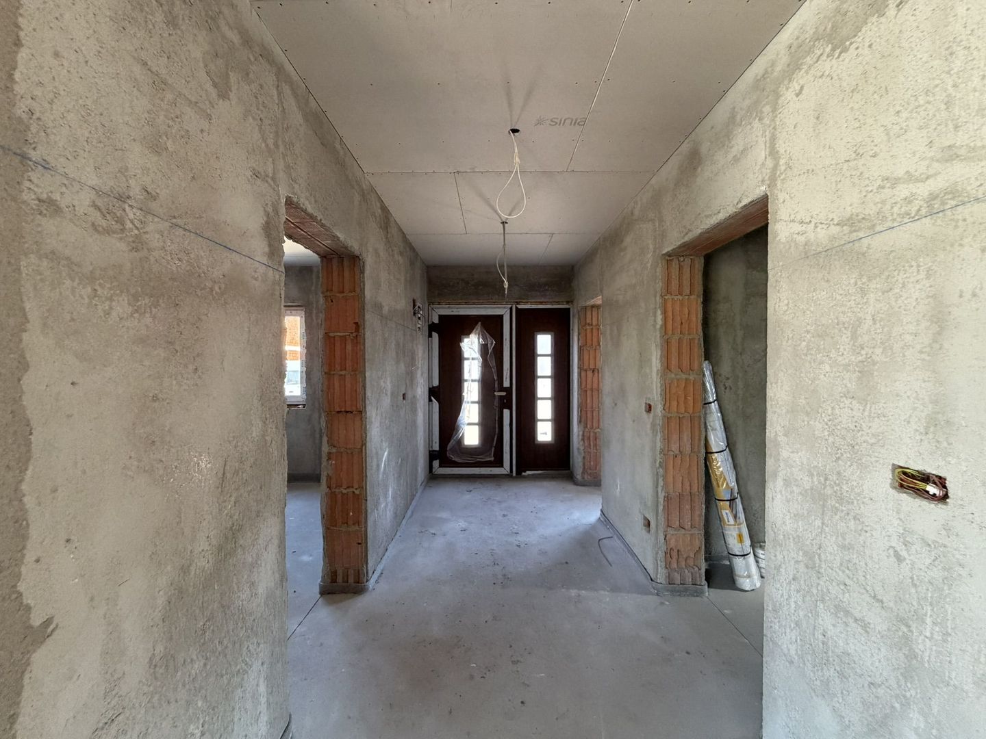 Casa la gri, 4 dormitoare, 3 bai, teren 400 mp - Poză 10