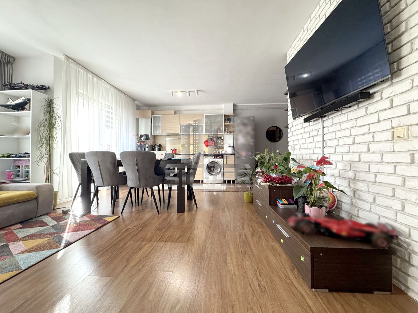 Apartament cu 3 camere la cheie+2 parcari. - Poză 2