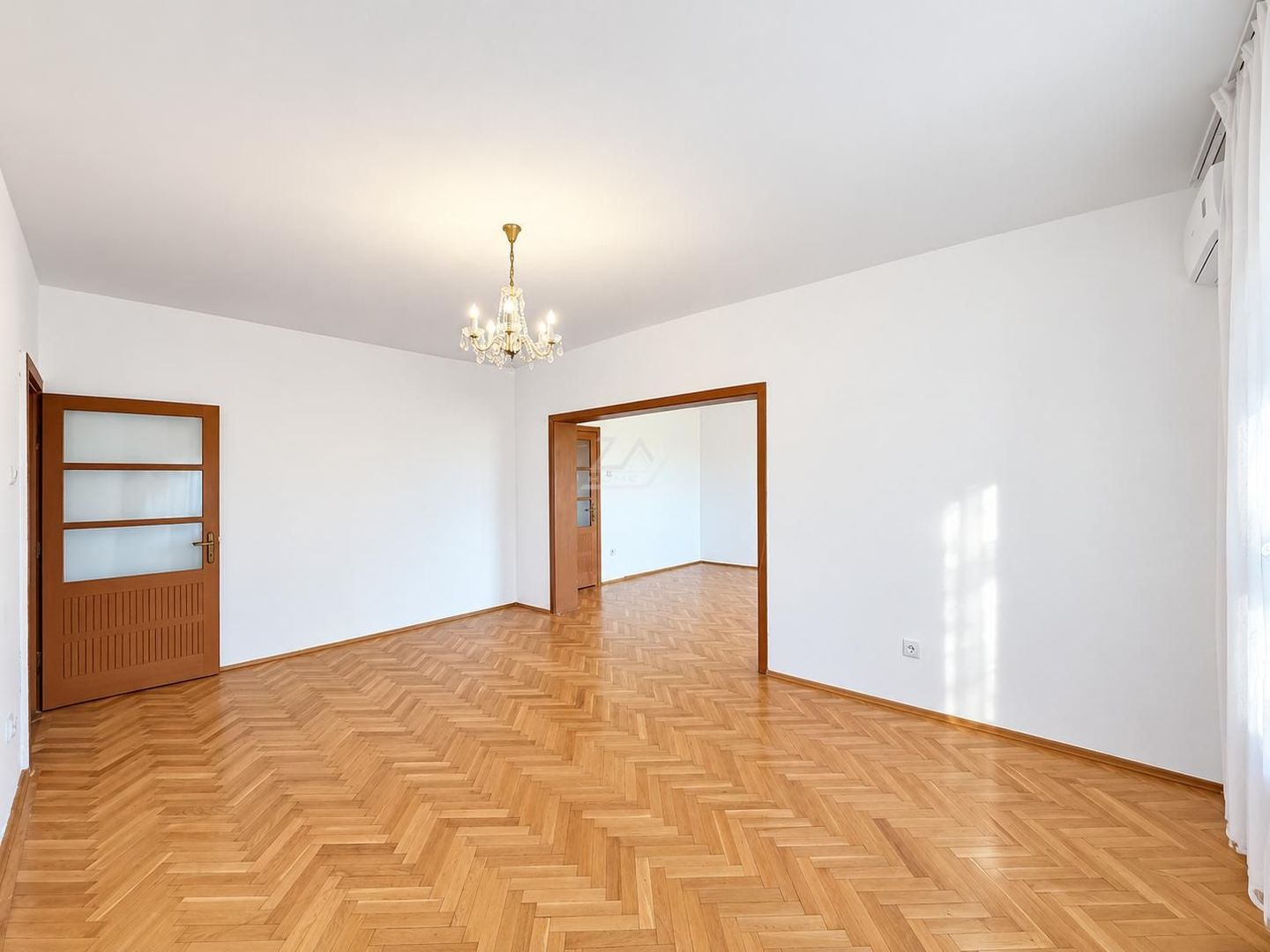 Bloc tip asociatie - zona Kiriac. 4 camere, 3 balcoane. Garaj si boxa. - Poză 2