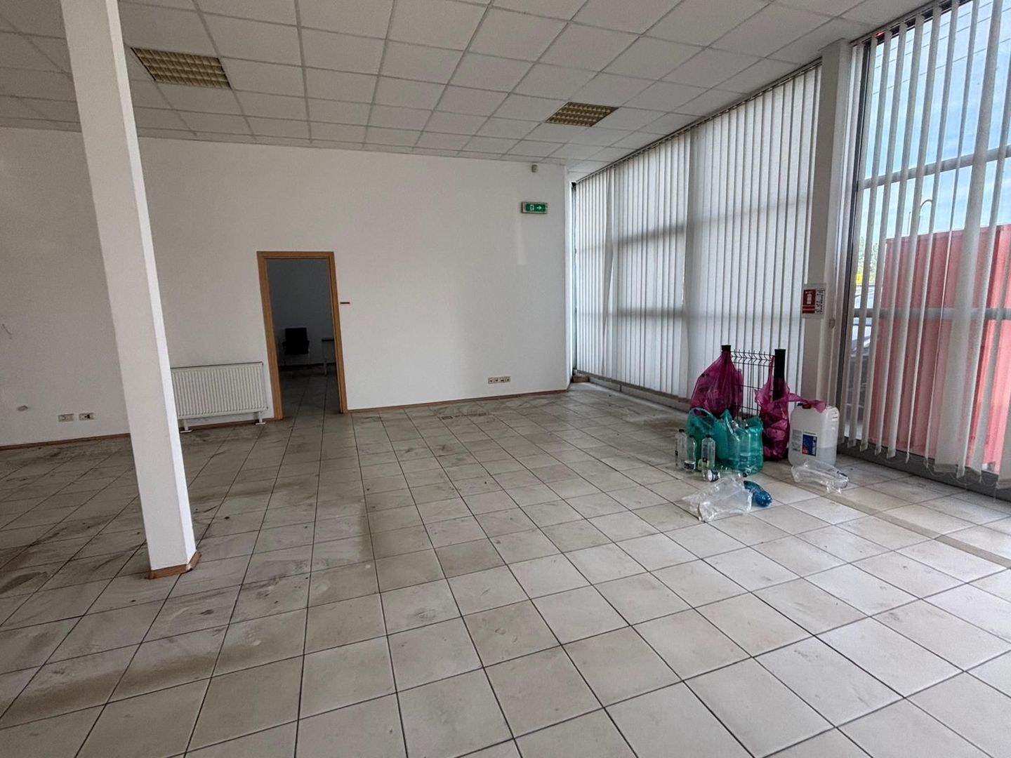 Depozit cu showroom de inchiriat de 1600 mp - Poză 11
