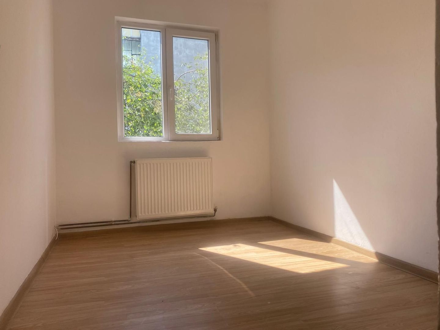 Foarte luminos! Vanzare apartament cu 3 camere in Targoviste - M11 - Poză 6