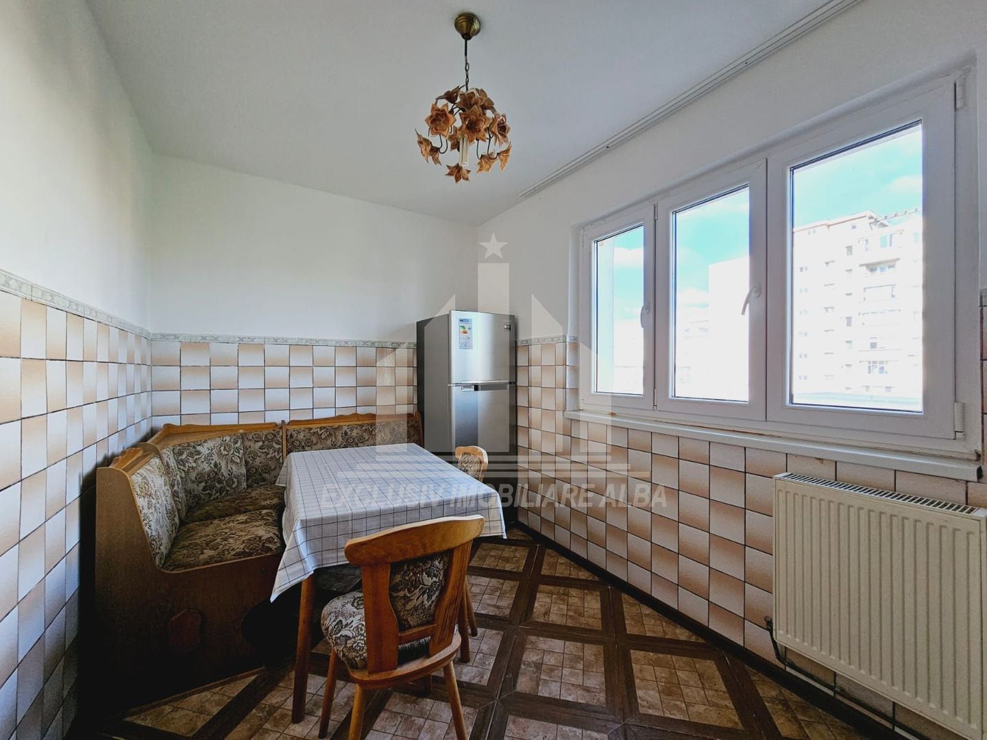 Apartament cu 4 camere de vanzare, Cetate - Poză 4