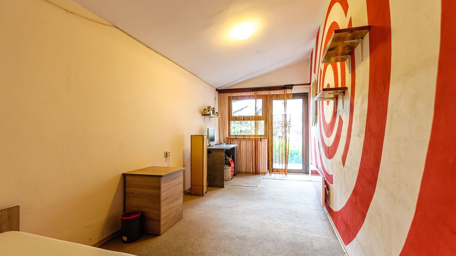 Apartament cu 2 camere, la curte comună, în Grădște. - Poză 3
