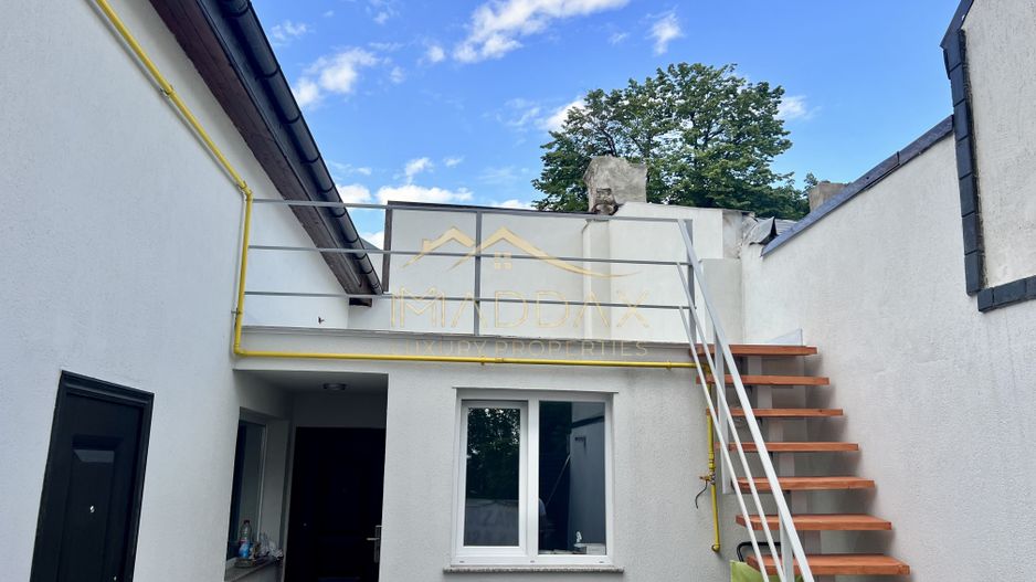 Casa **8 camere** // Domenii - Poză 1