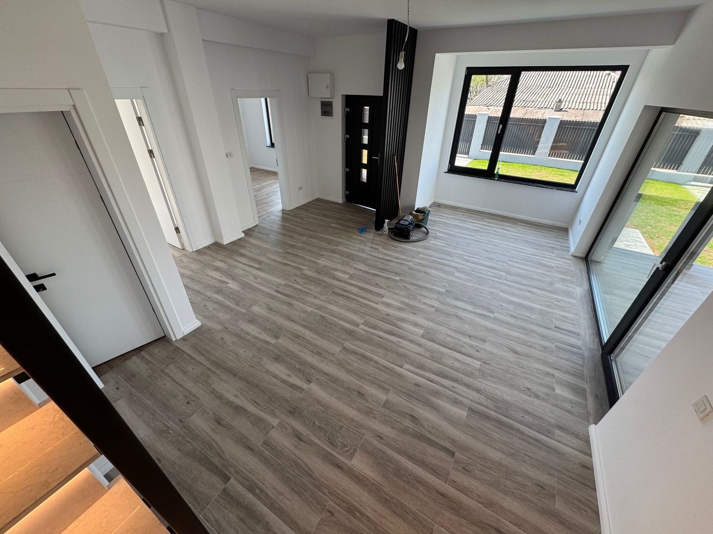 VilE stil Neoromaneasc Tunari, TOATE UTILITATILE, curte GENEROASA - Poză 3