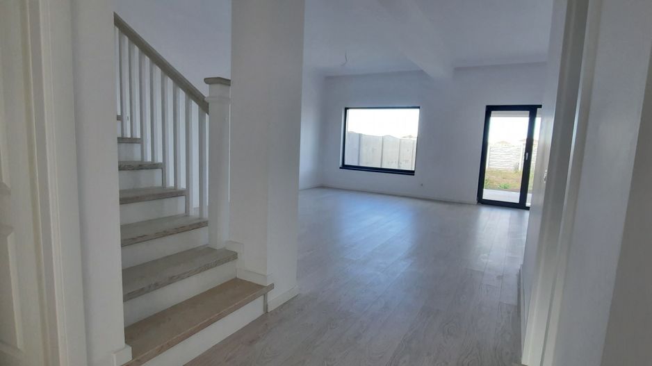 Duplex frumos cu arhitectura mediteraneana - Poză 3