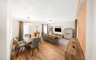 Casa moderna, spatioasa , pe o strada privata retrasa! - Poză 1