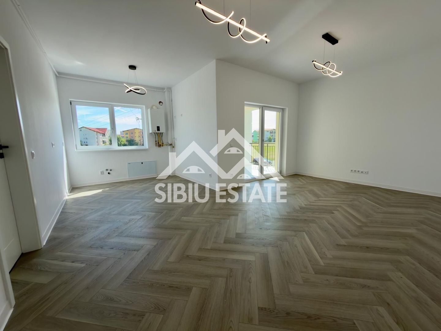 Apartament la CHEIE, 3 camere, parcare si boxa - Poză 2