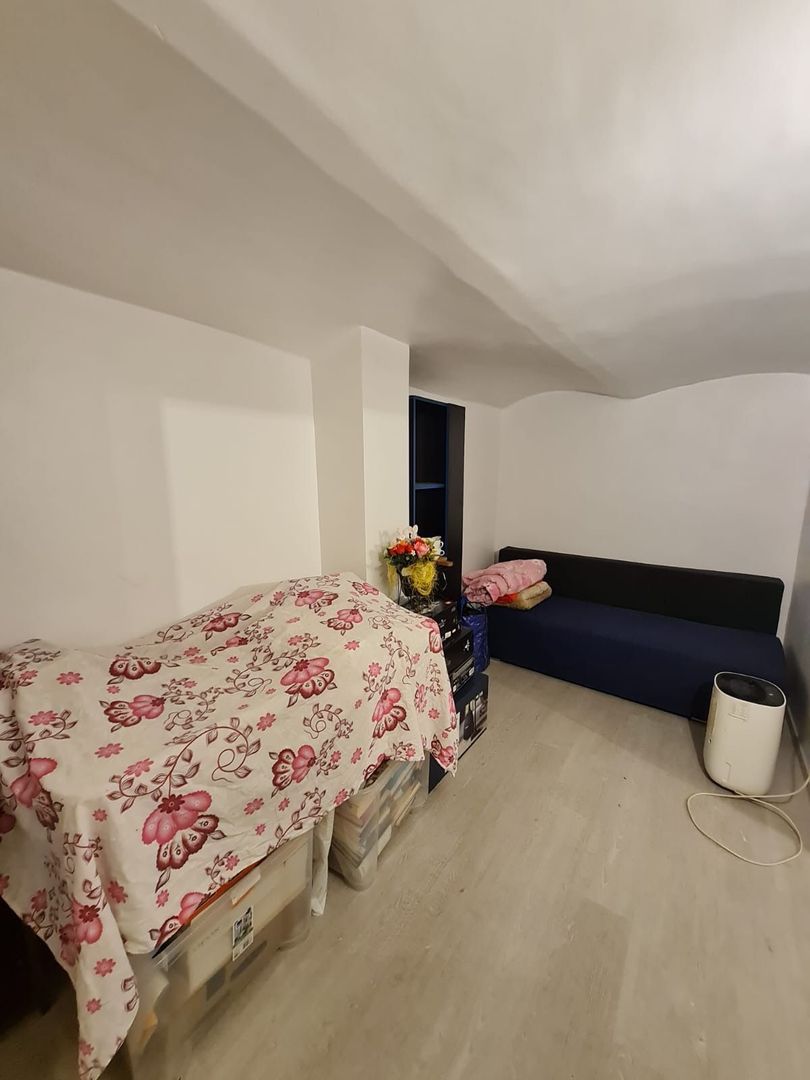 Apartament 2 camere,curte comuna/4 proprietari - Poză 1
