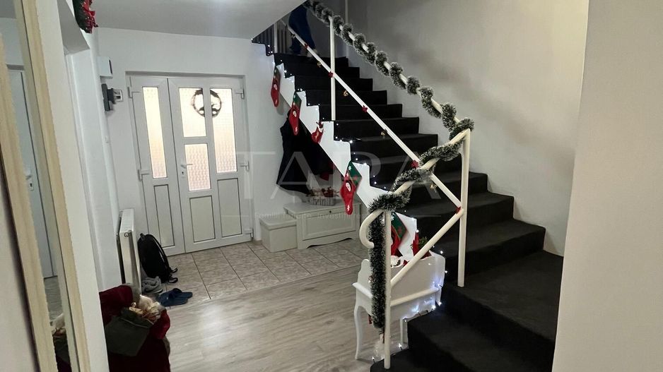 Vanzare casă cu 6 camere,  zona Someseni, central. Ideal familie. - Poză 9