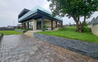 Vilă modernă premium cu piscină interioară, teren 1200 mp și panoramă