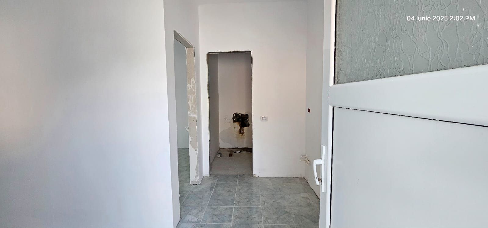 Vând apartament cu o camera, la  casa + baie proprie - zona centrala - Poză 7