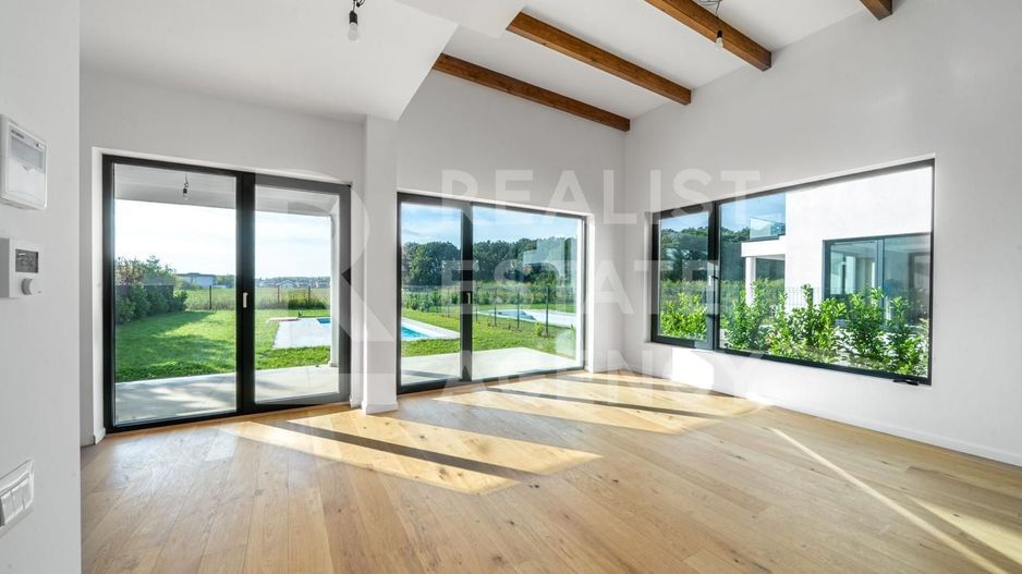 Vilă cu vedere spre pădure și cu piscina încălzită - Poză 2