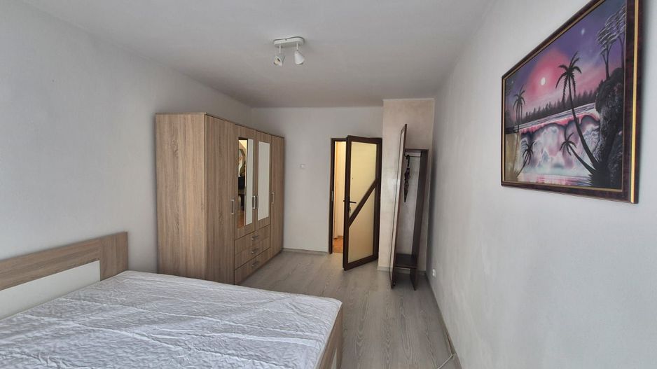 Intrare  Răcădău, apartament mobilat, liber la vânzare, însorit - Poză 1