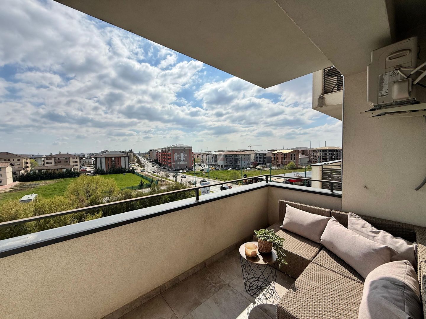 Vis a vis de Esso. Lift. Mijloc transport in fata. Loc de parcare. - Poză 13