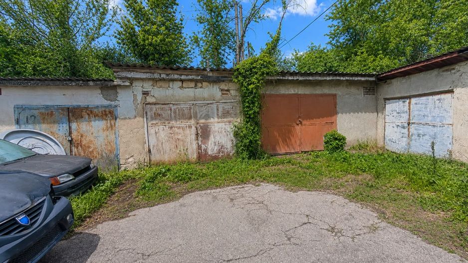 Garaj solid cu subsol mare – perfect pentru mașină sau depozitare. - Poză 2