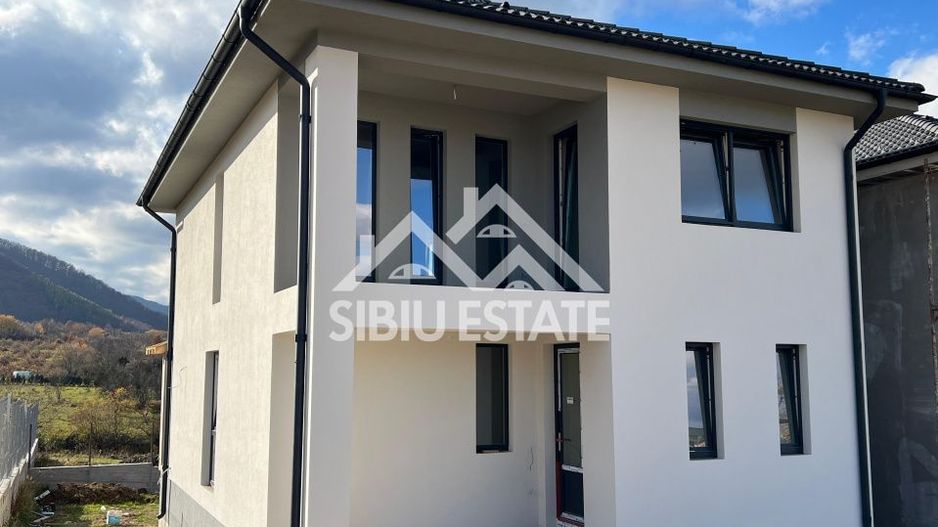 Vila spațioasa cu priveliște superbă spre cetatea Cisnadioarei - Poză 4