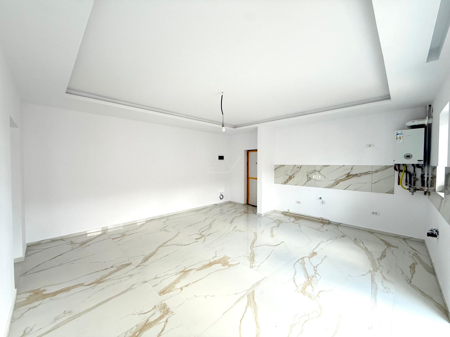 Disponibil imediat. Drum asfaltat. 2 locuri de parcare acoperite. - Poză 2