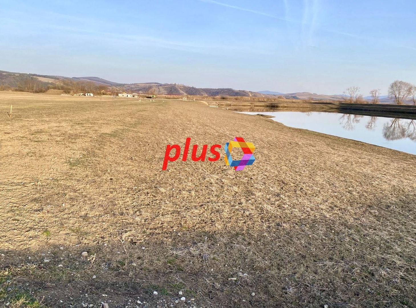 Teren 11 ha cu heleșteu 3 ha - Poză 3