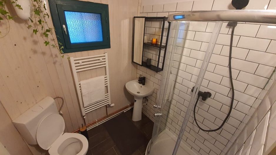 Cabană de vânzare-complet utilată, ideală pentru regim hotelier. - Poză 16