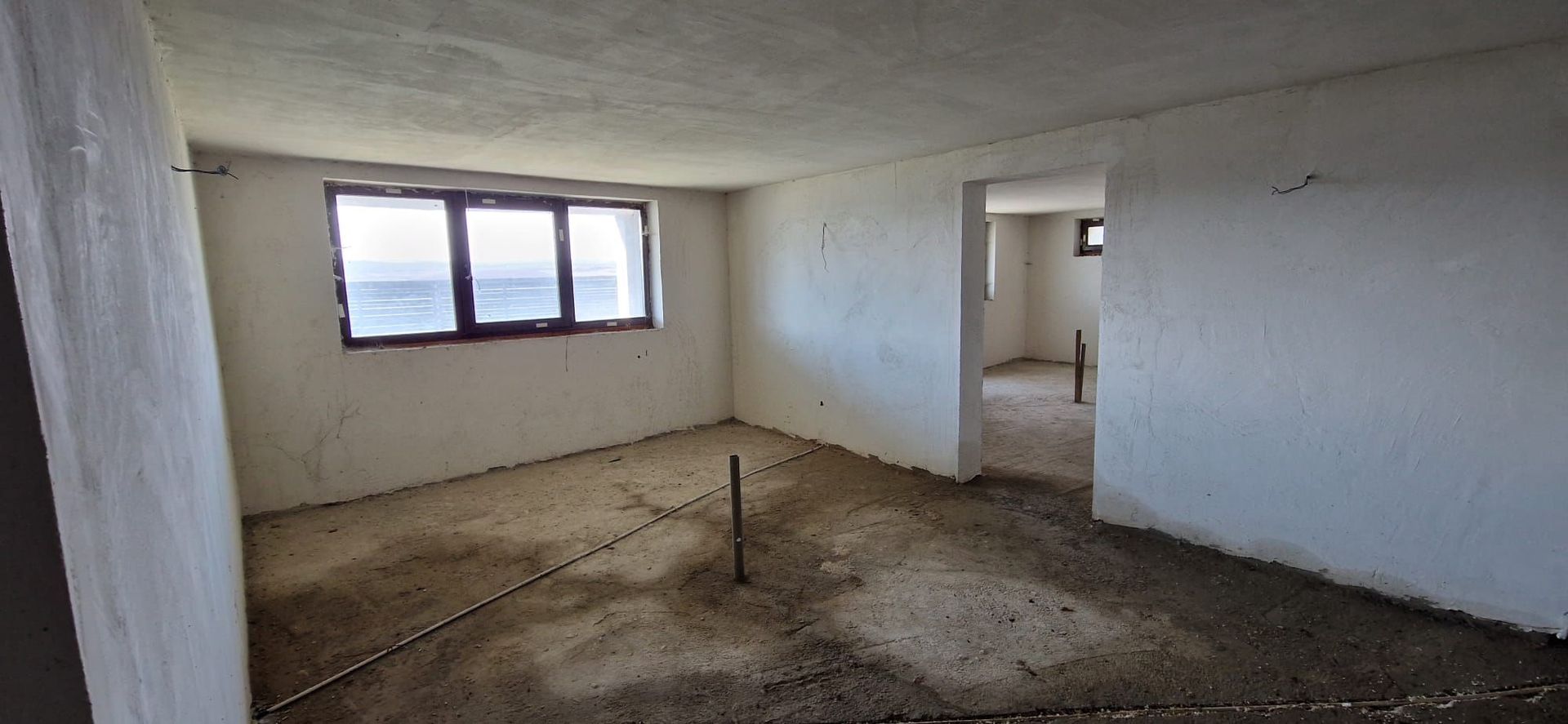 Vand vila la rosu cu teren 2700mp - Poză 8