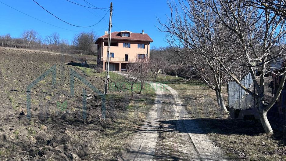 Casă modernă și spațioasă, 6400 mp teren, terase si garaj 389.000 € - Poză 2