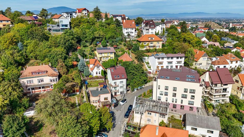 Casa pe 3 niveluri | Terasa cu priveliste | 3 parcari | Pozitie centrala - Poză 39