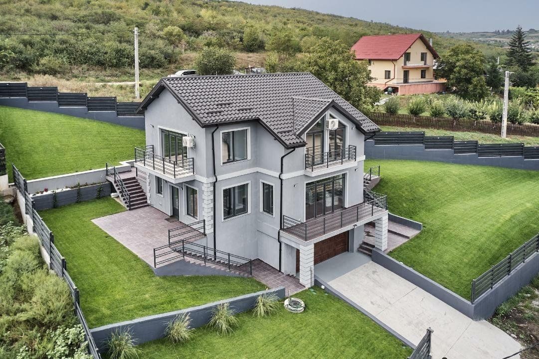 Casa noua de vanzare in Iasi, zona Sorogari, cu vedere catre lac. - Poză 1