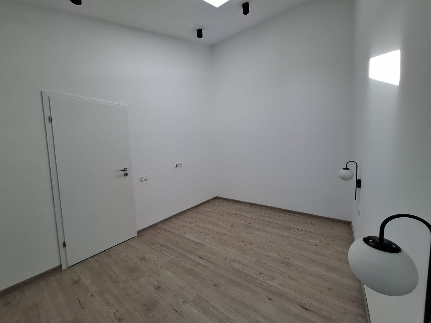 Apartament 2 camere in Vila , Centrala Proprie , Totul Nou L354 - Poză 1