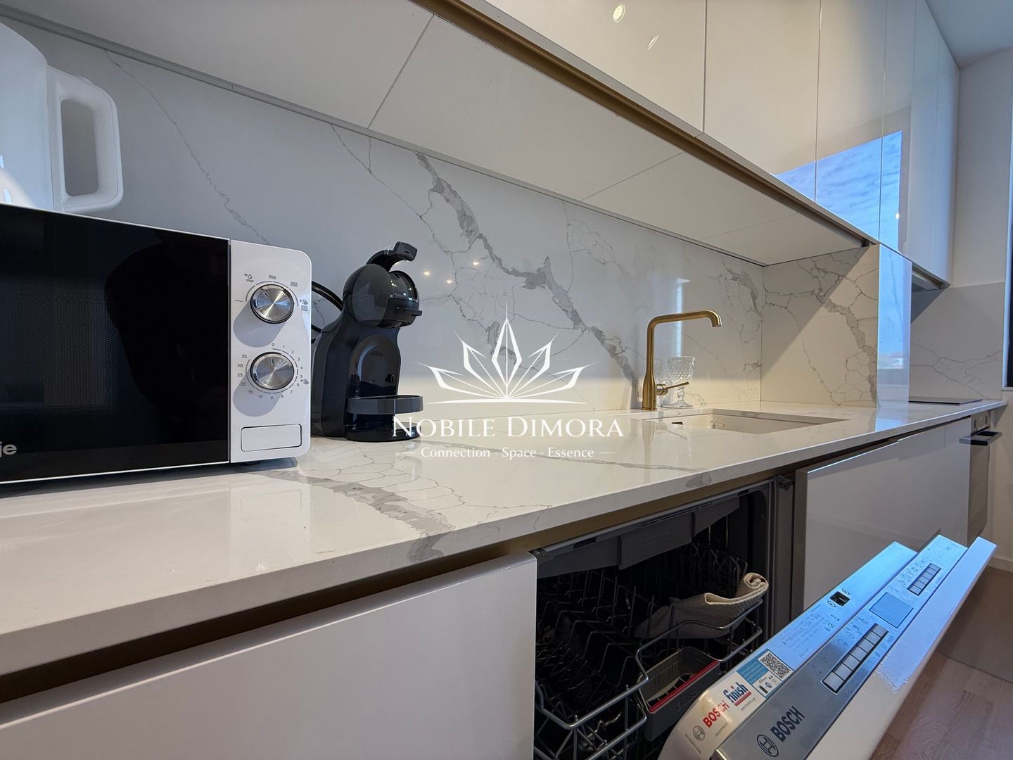 ISHO - Apartament cu 4 camere de lux, 2 bai, 2 balcoane, parcare privata - Poză 9