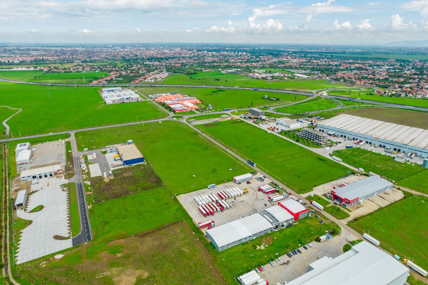 Parcare tiruri și spațiu de birouri - Poză 12