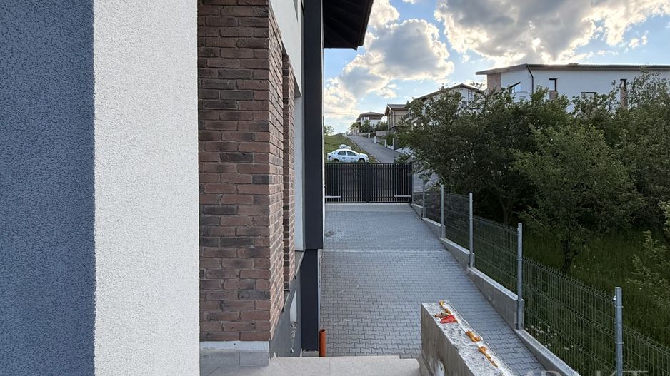Casa cuplata cu garaj dublu, in Dezmir! - Poză 10