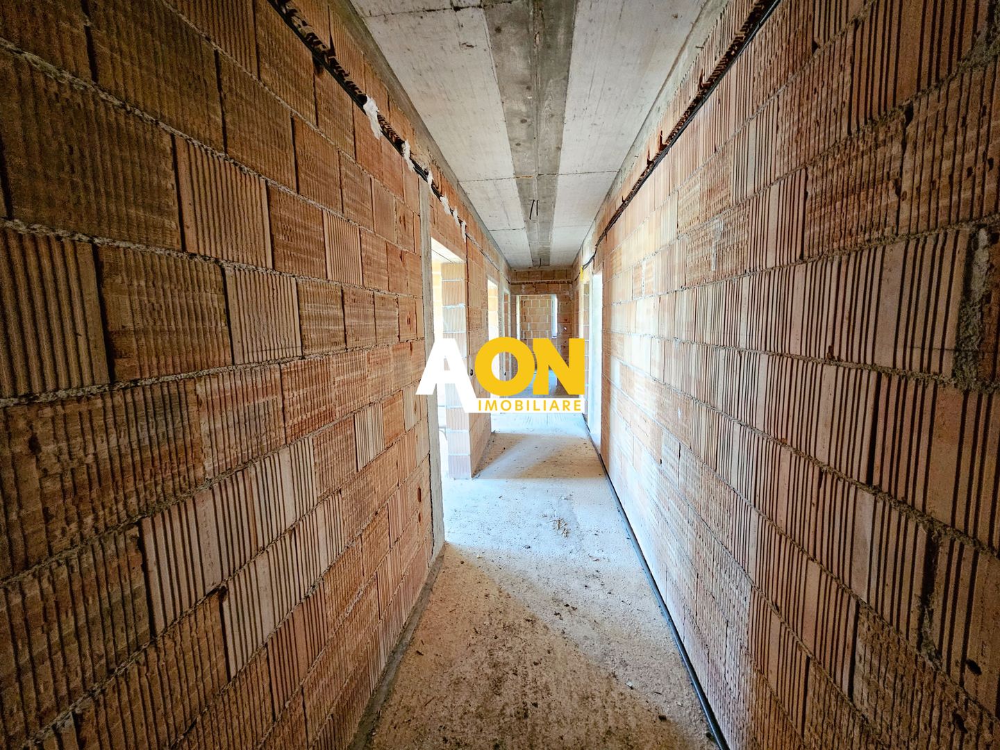 Casa la rosu, 3 camere, terasa, garaj, toate utilitatile, Micesti - Poză 6