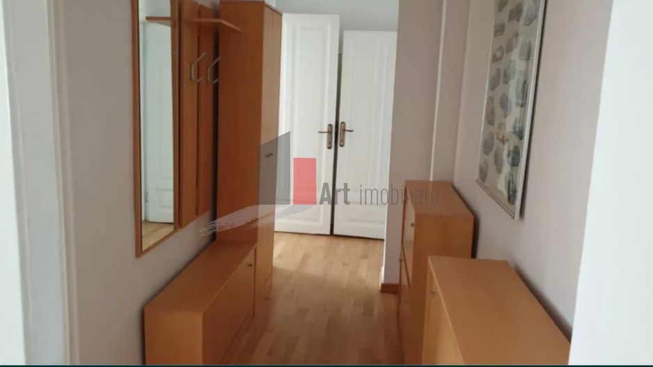 Vând apartament 3 camere în vilă, lângă Piața Victoriei - Poză 2