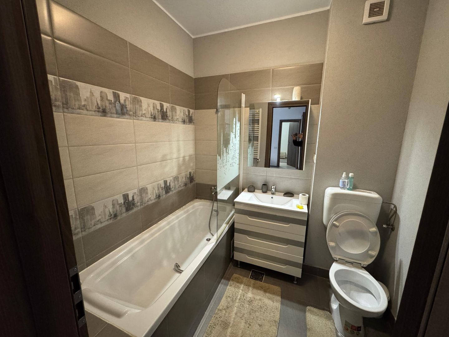 AP. 2 CAMERE, BLOC NOU, CENTRALA , BUCATARIE INCHISA , LOC DE PARCARE - Poză 8