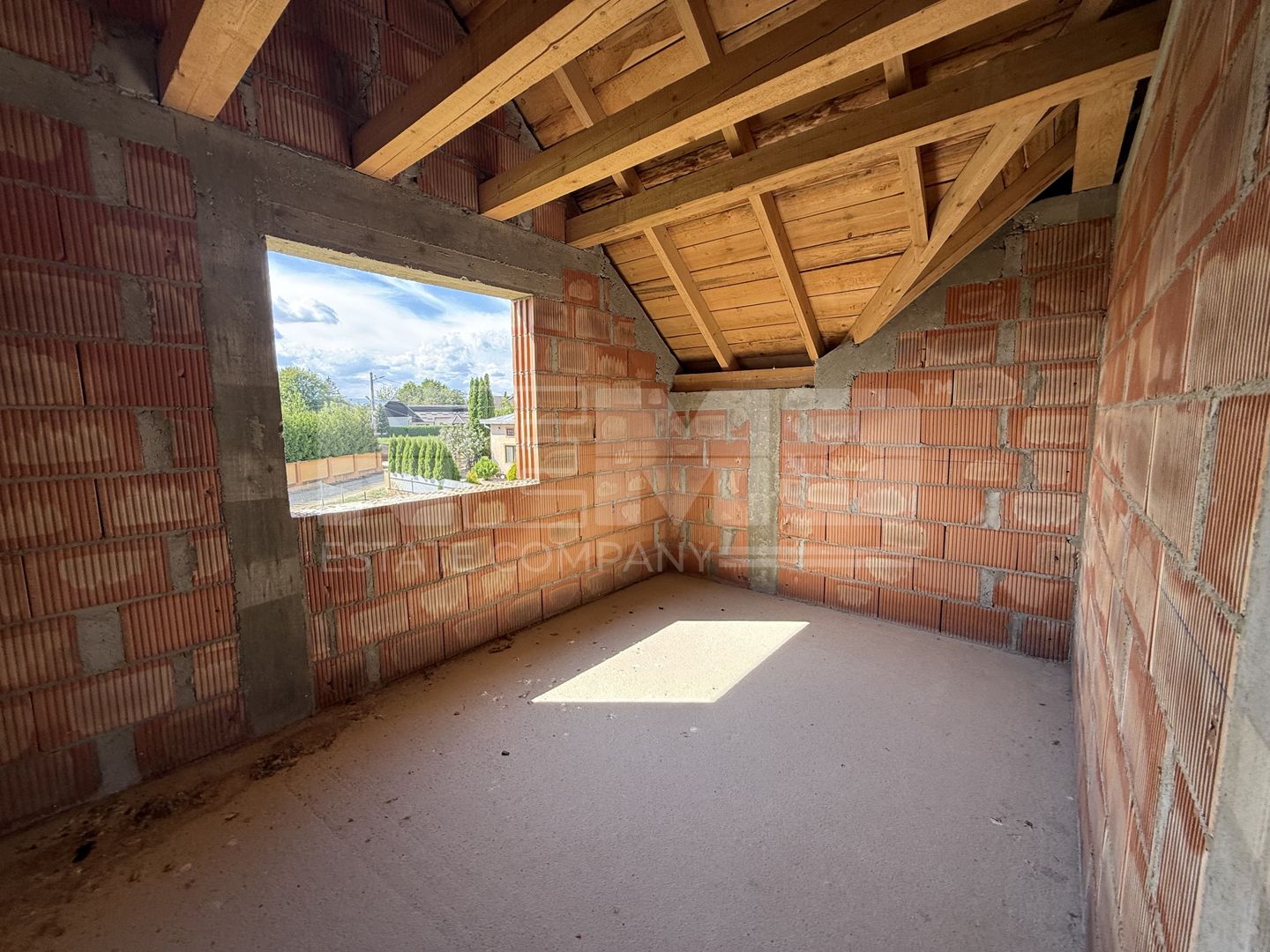 Casă de vânzare la roșu  | 220 mp | 1.200 mp teren - Poză 12
