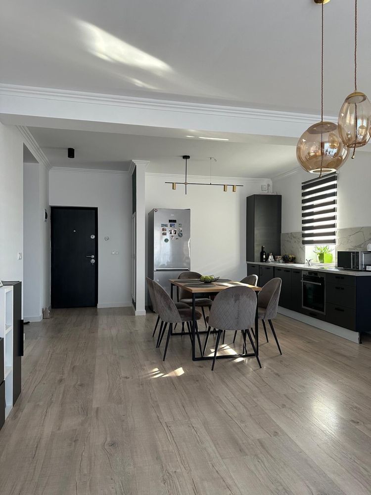 Vând apartament cu trei camere - Poză 3