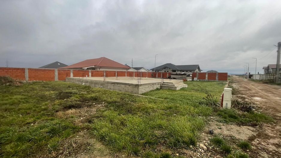 Teren intravilan, fundatie proiect casa, gard si utilitati-Zona Cheriu - Poză 2