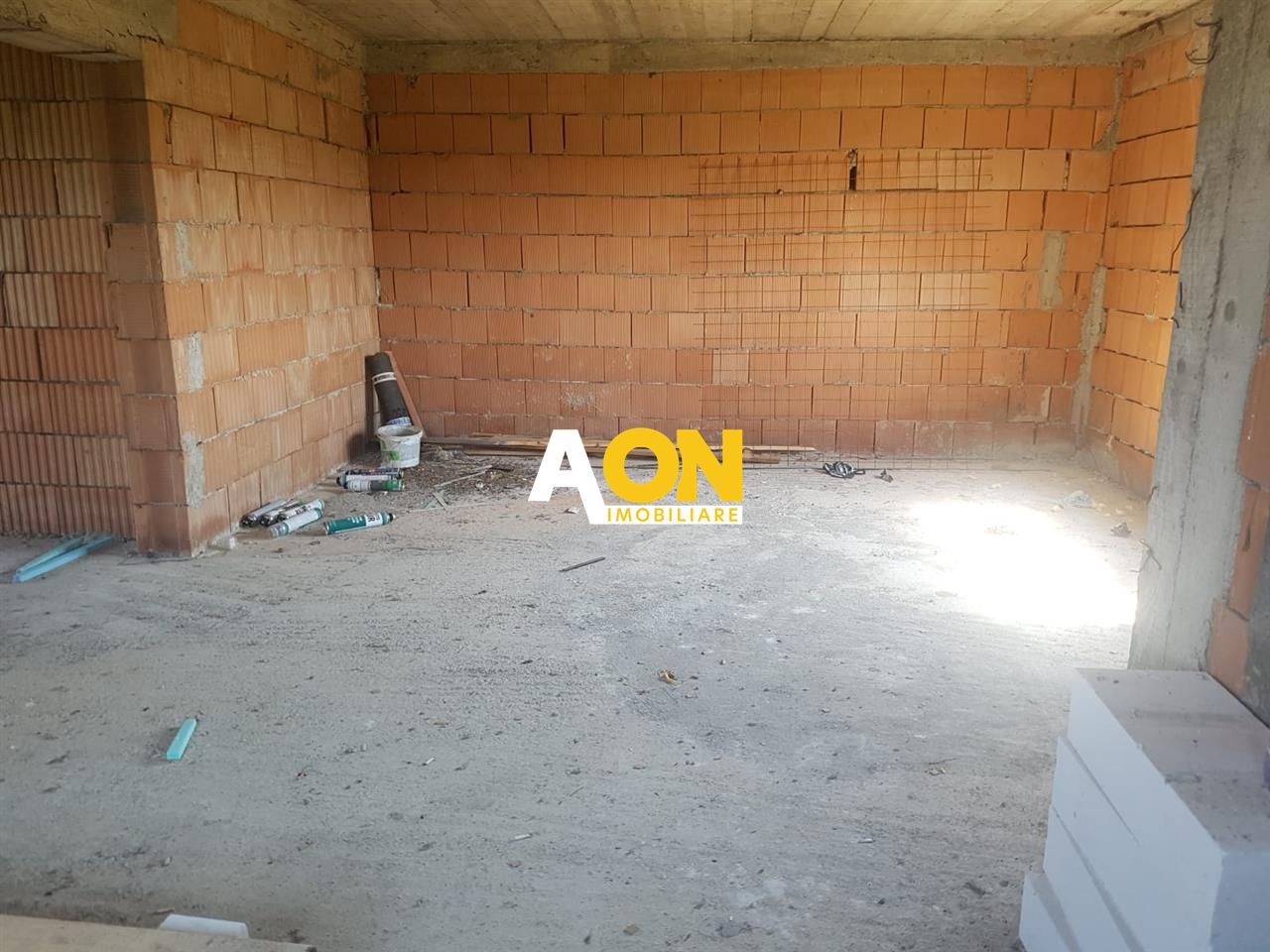 1/2 Duplex 4 camere 400 mp teren la rosu - Poză 2